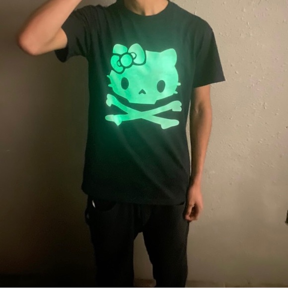 Hello kitty glow in the dark t-shirt - Picture 3 of 4